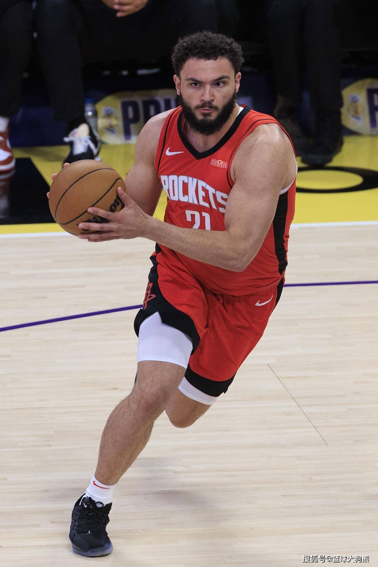 再见休斯顿！23岁中锋告别火箭队，首秀10+9+2盖帽，双向合同泡汤