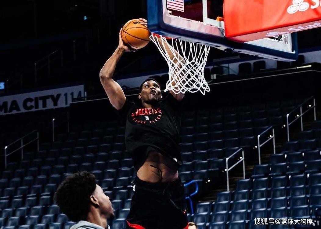 再见休斯顿！23岁中锋告别火箭队，首秀10+9+2盖帽，双向合同泡汤