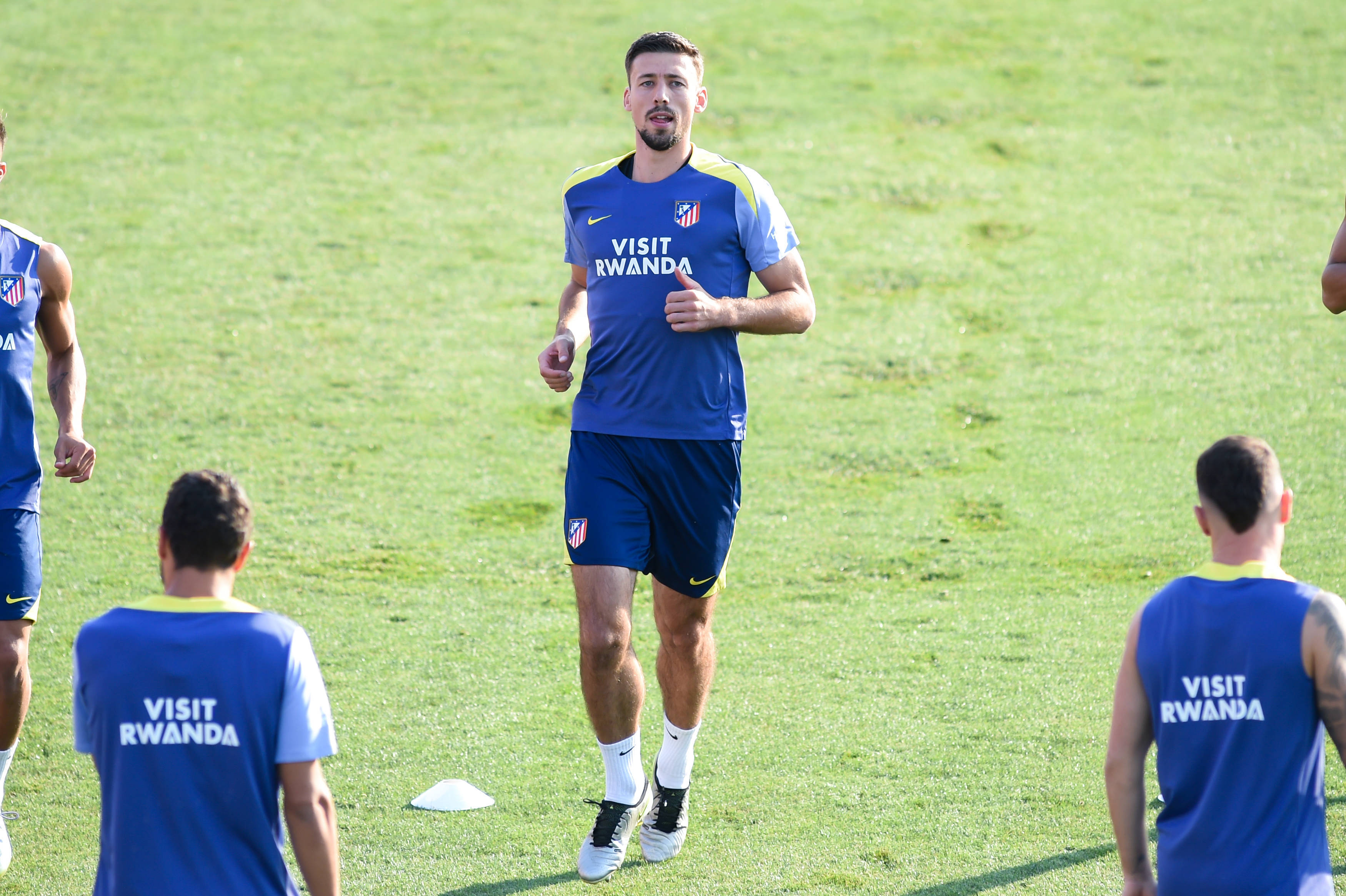 （体育）足球：马德里竞技一队备战新赛季