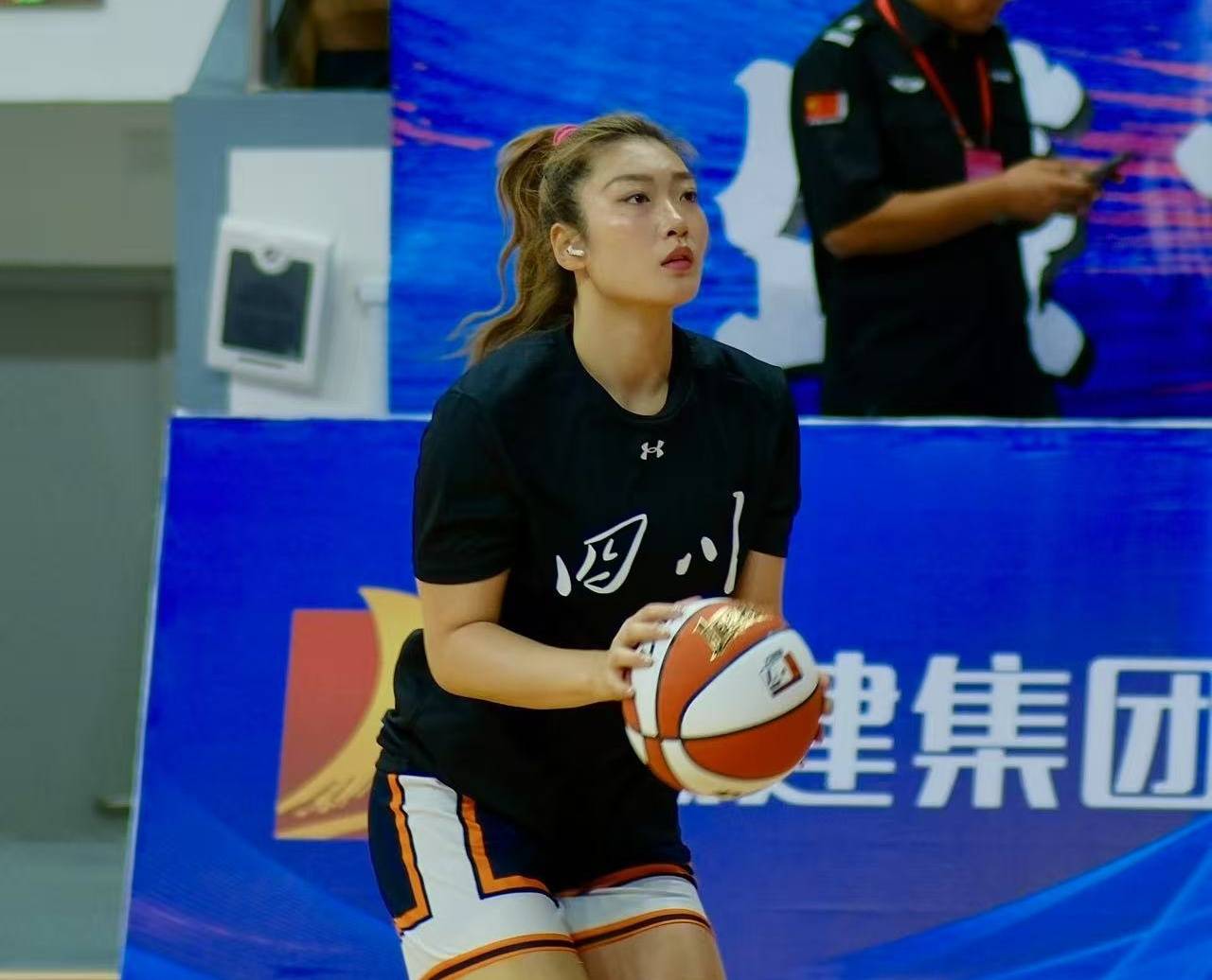 泪目！李梦轰27+9梦回巅峰，女版詹姆斯力压韩旭，中国女篮仍需要她