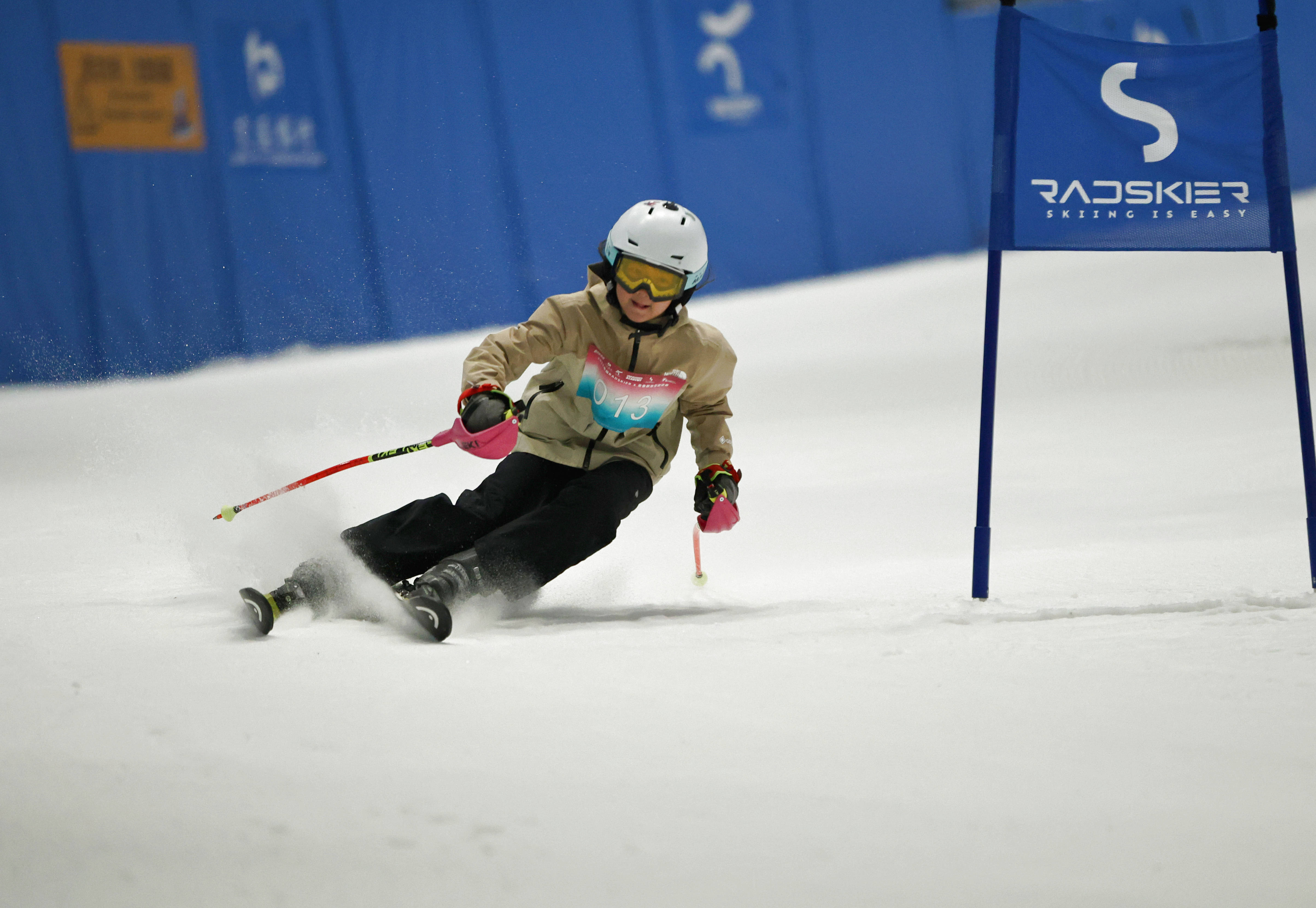 （体育）2025首届RADSKIER X 常春藤滑雪公开邀请赛在上海举行