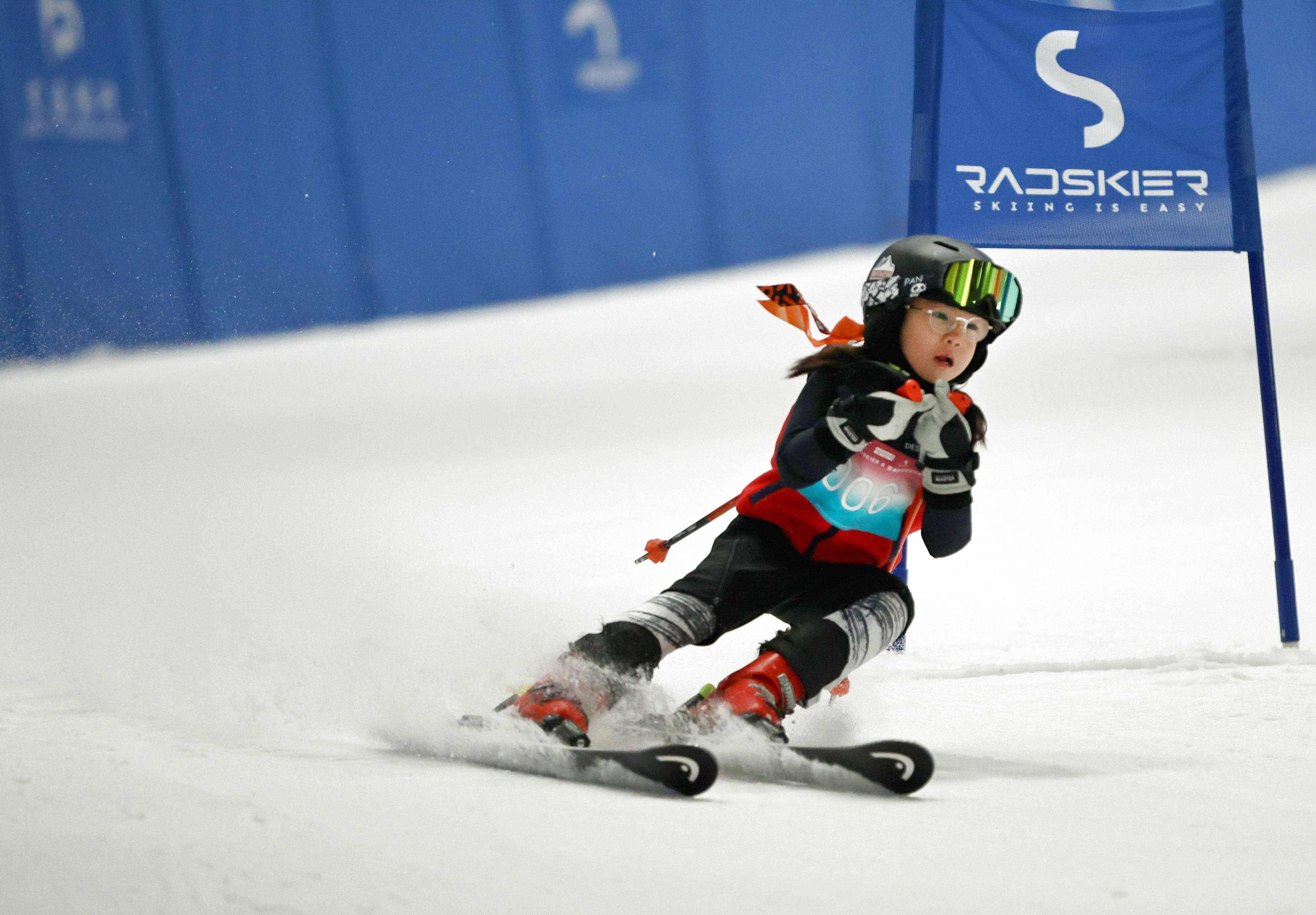 （体育）2025首届RADSKIER X 常春藤滑雪公开邀请赛在上海举行