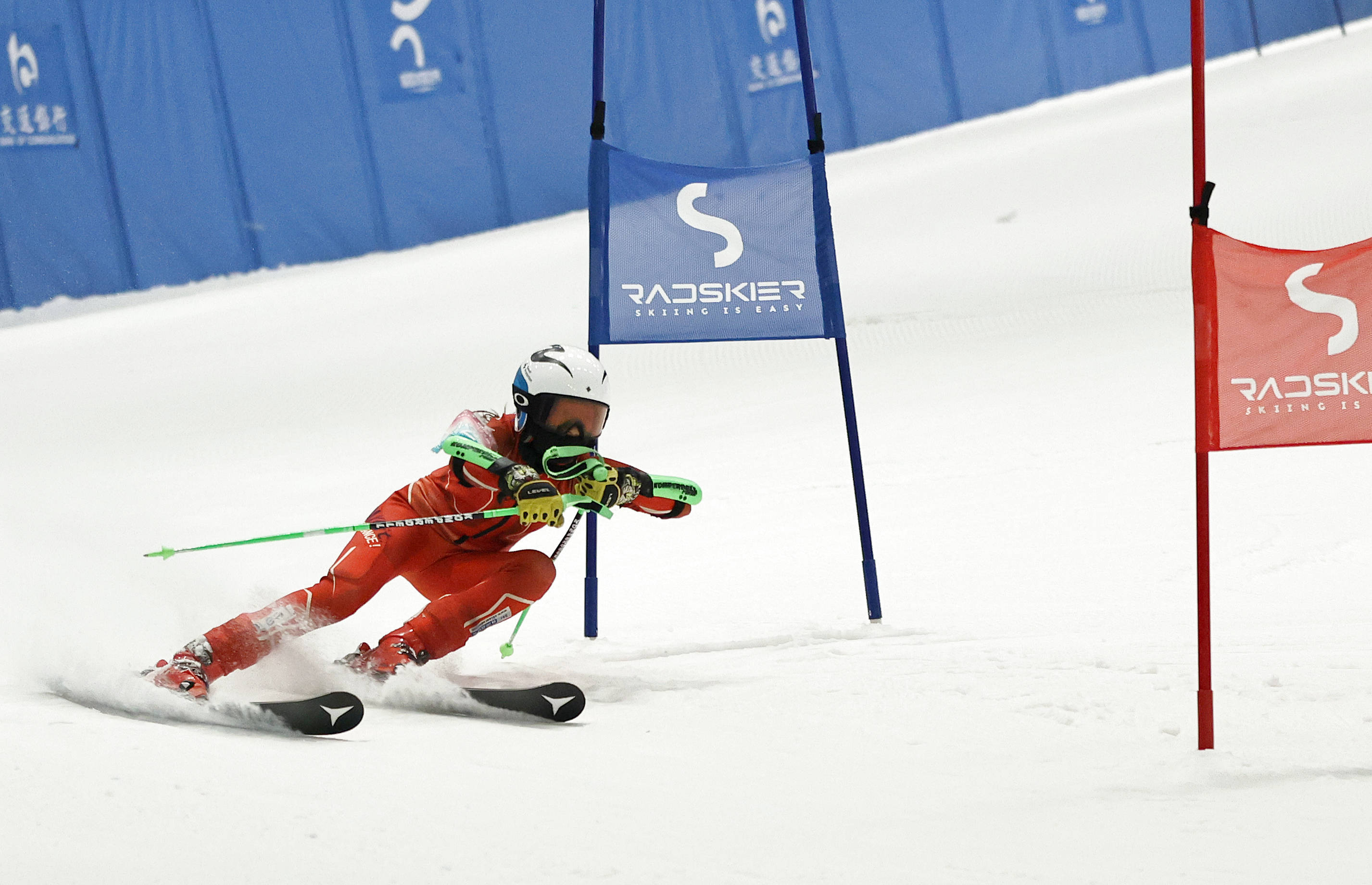 （体育）2025首届RADSKIER X 常春藤滑雪公开邀请赛在上海举行