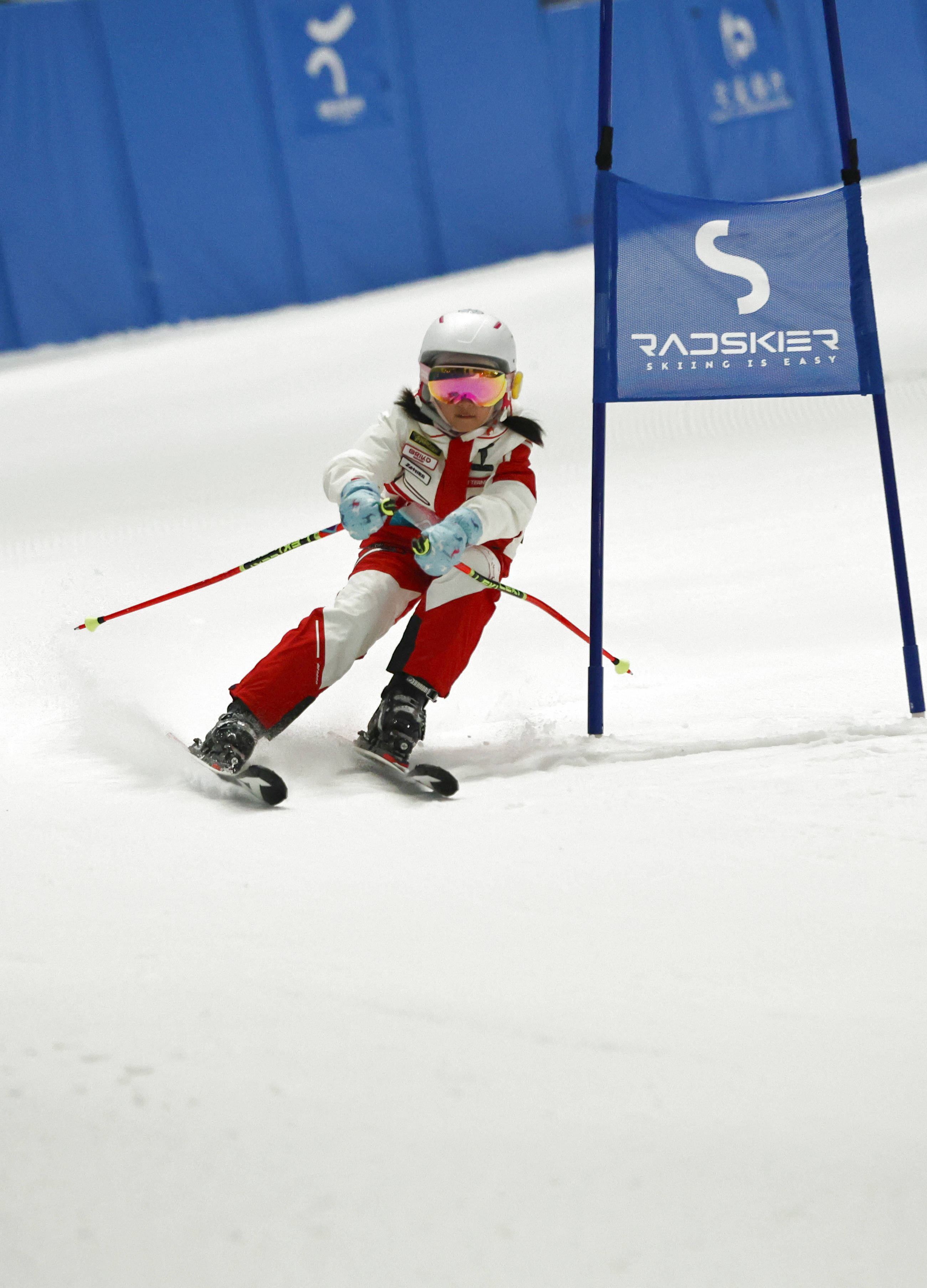 （体育）2025首届RADSKIER X 常春藤滑雪公开邀请赛在上海举行