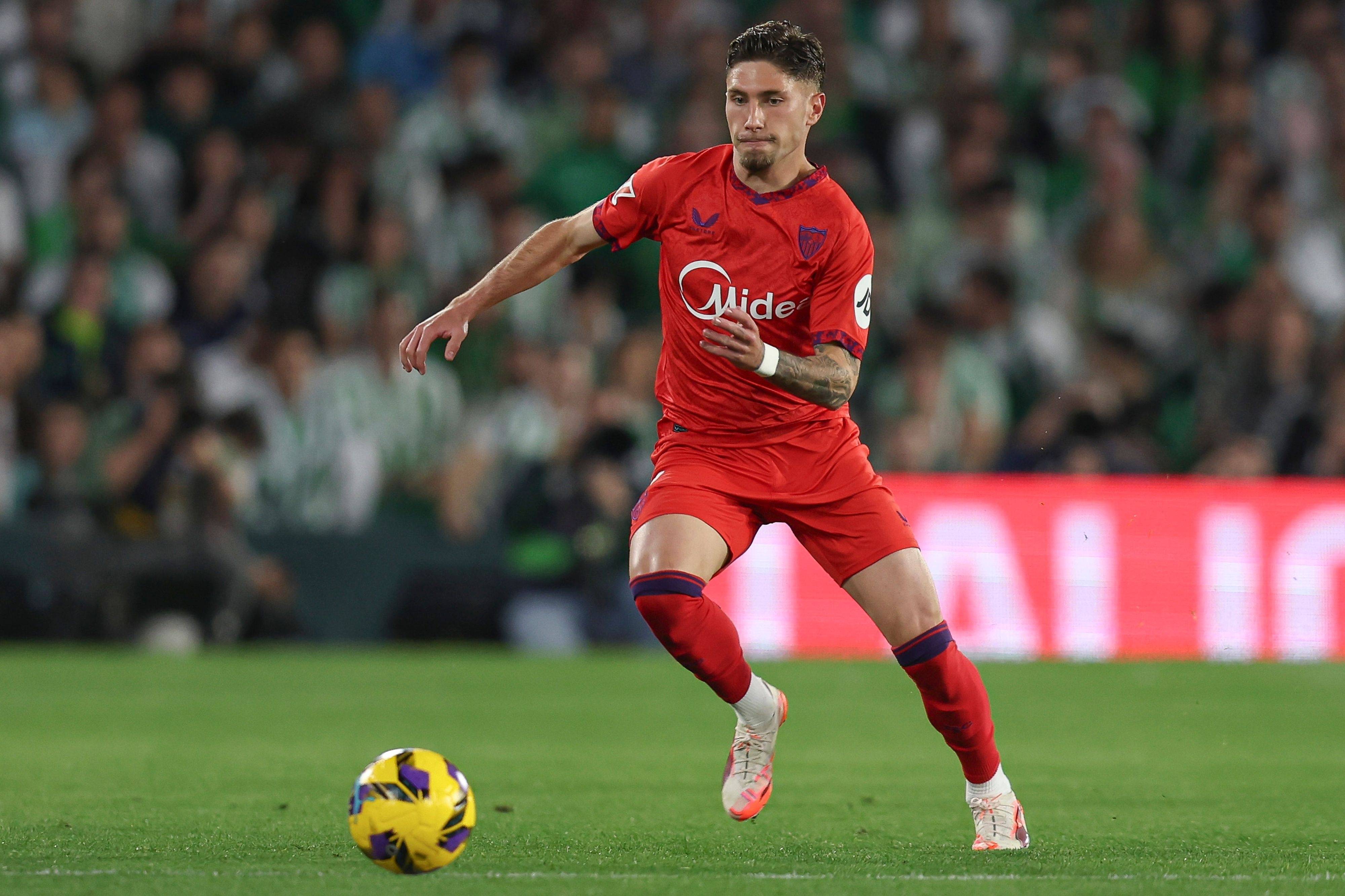 罗马诺：诺丁汉森林有意塞维利亚右后卫卡尔莫纳，正深入谈判