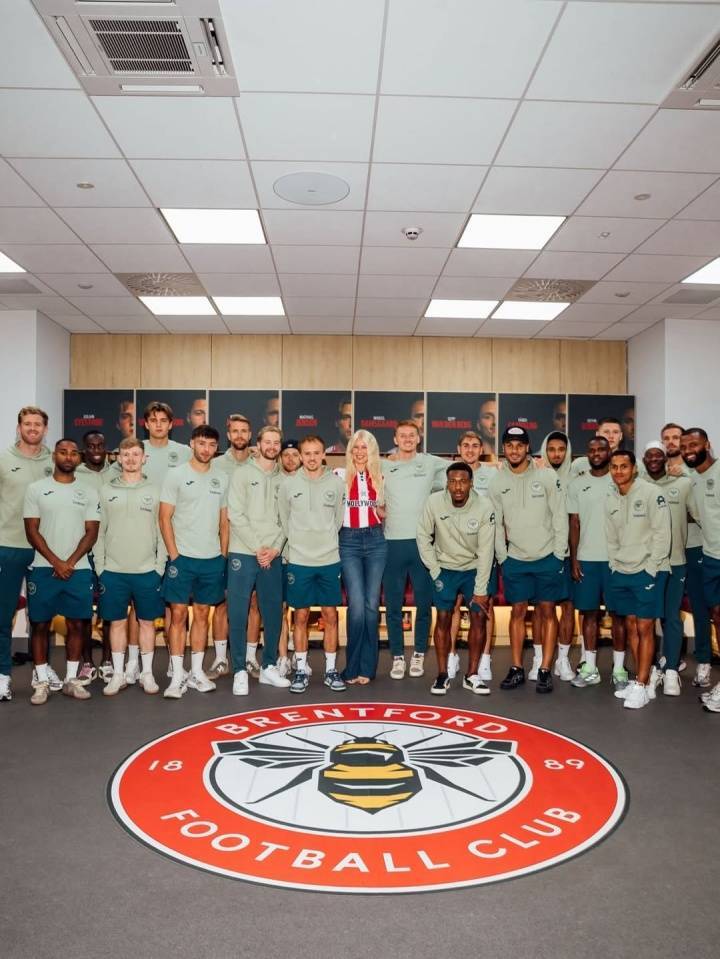 54岁超模身穿布伦特福德球衣现场观战，她的丈夫是俱乐部小股东