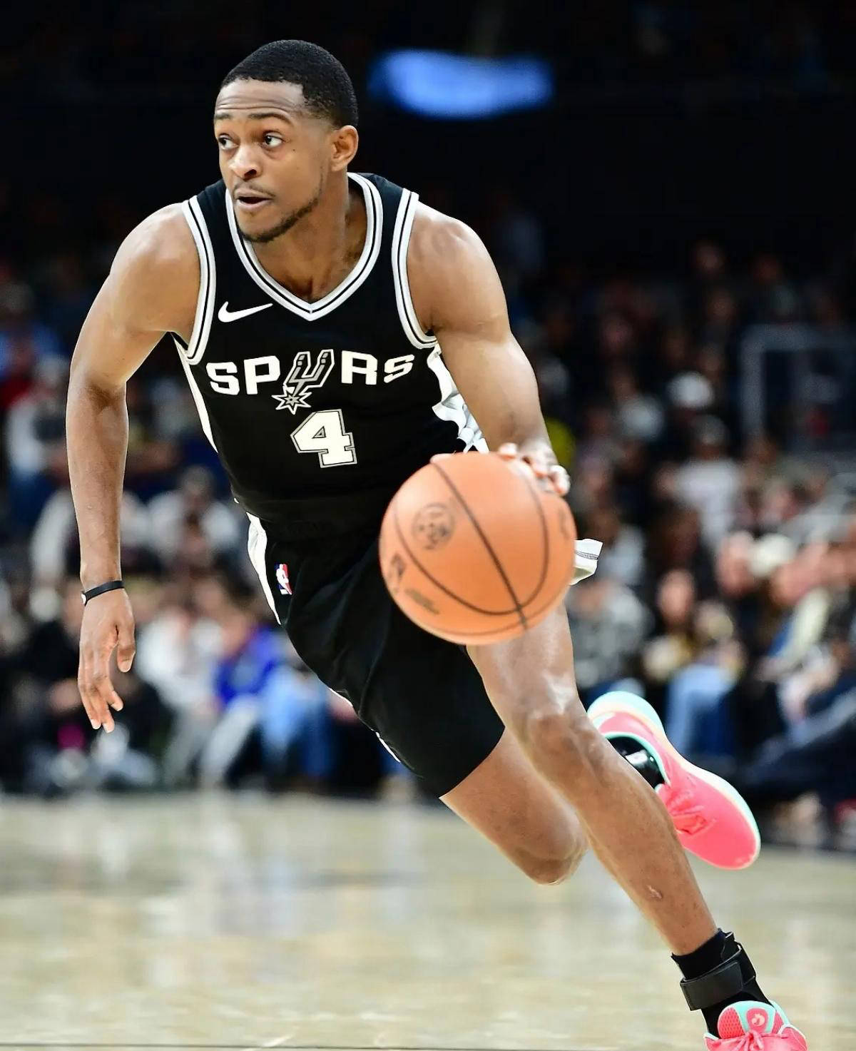 圣安东尼奥马刺前景看好，达龙福克斯获顶薪提前续约资格