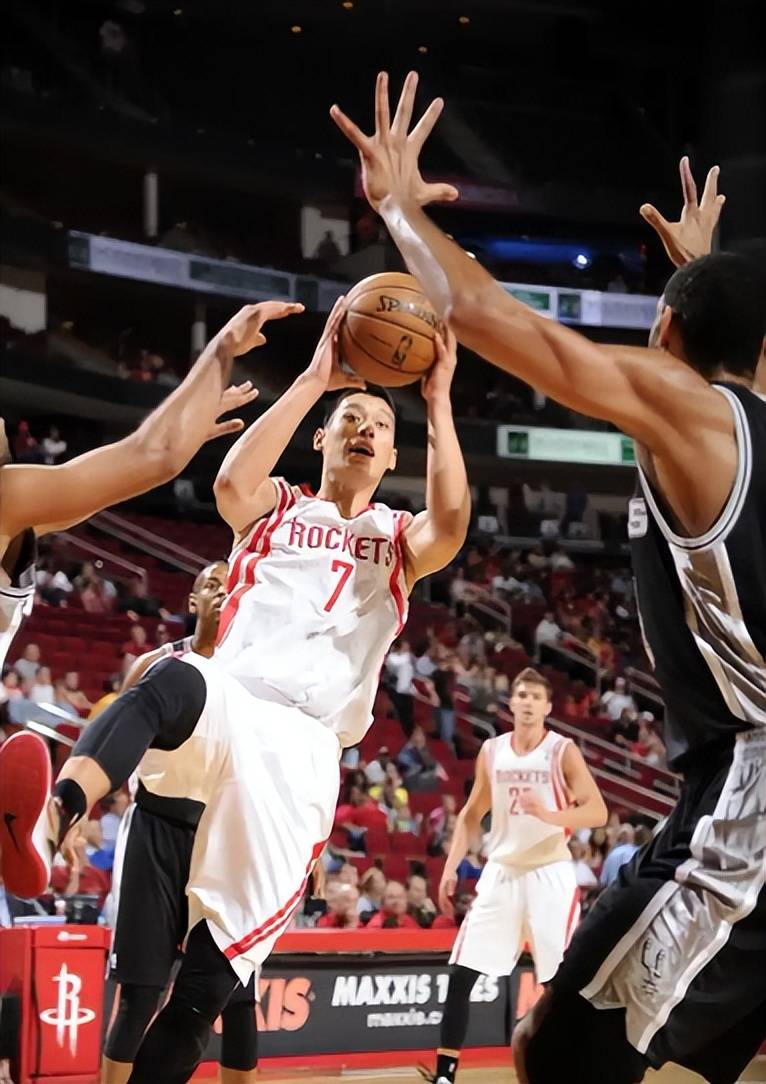 暴赚4.7亿退役！林书豪5大经典战：打服波波，科比爆粗，力压乔丹