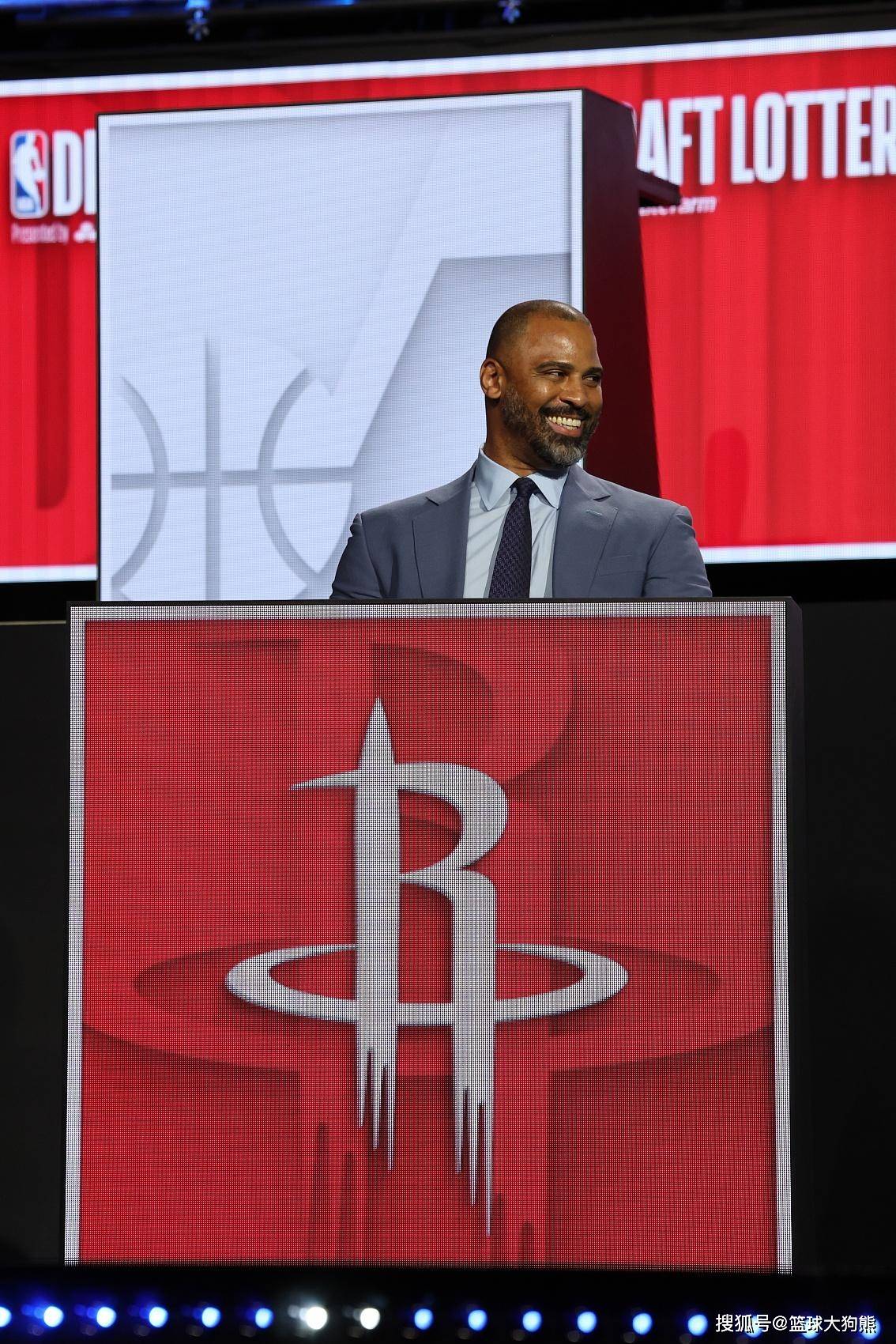 3控卫+6前锋+3中锋太拥挤?专家为火箭队支招:可打包再换1位明星